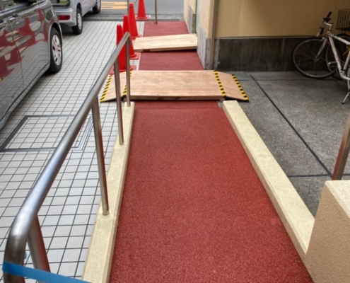 歩行通路をゴムチップ舗装